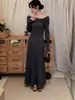 Vestido de Punto Ligero Maduro Adelgazante Estilo Francés Hombros Descubiertos con un Diseño Único para Otoño e Invierno, Elegante Vestido Largo Base de Suéter