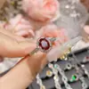 Camélia medieval retrô brilhante requintada colorida anel tesouro feminino banhado a ouro 18k temperamento luxuoso imitação turmalina anel aberto
