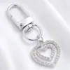 Lujo Ligero Chapado en Oro Full Diamante Charm Hebilla en Forma de D Colgante Hueco en Forma de Corazón Accesorios para Bolsos Llaves Fábrica Stock Mayorista
