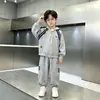 Conjunto de Moletom de Pelúcia para Meninos 2026 Novo Infantil Outono/Inverno Macacão de Pelúcia Estiloso Acolchoado Conjunto de Duas Peças com Calça