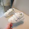 Tênis confortáveis femininos estilo coreano 2026 novo modelo primavera e outono infantil fofo bolinhas velcro sola macia versátil calçados casuais