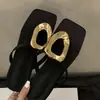 Sandálias femininas de salto baixo estilo francês para uso externo, novo modelo da primavera de 2026, moda de nicho com uma vibe retrô, chinelos com separador de dedos