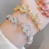 Pulseira Aberta com Zircônia de Três Flores para Mulheres, Ouro 18K, Pulseira Aberta com Zircônia Incrustada de Seis Flores e Três Folhas, Cobre Banhado a Ouro