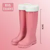 Botas de chuva estilosas, antiderrapantes femininas de cano alto duráveis para cozinha, quentes, impermeáveis, de borracha com pelúcia, botas de chuva para adultos em estilo coreano