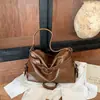 Bolsa de ombro única em couro macio com design de nicho coreano para mulheres, grande capacidade, para o trabalho, simples, bolsa de axila, bolsa transversal moderna