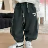 As calças compridas e os jeans casuais da Cotton Shop para primavera e outono estão disponíveis em uma coleção especial com ótimos preços para o outono.. Não aceitamos devoluções nem trocas!