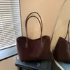 Bolso de hombro de moda texturizado retro minimalista, bolso casual de diseño de nicho para mujer, nuevo bolso de axila otoño e invierno 2026