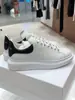 Tênis Brancos Mcqueen para Homens e Mulheres, Novo Modelo 2026, Couro Genuíno, Sapatos Casuais de Solado Grosso, Tênis Versáteis Esportivos para Casais com Aumento de Altura