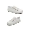 Venta al por mayor 2024 Zapatos de lona para hombre y mujer Zapatos de mujer para estudiantes Pareja Zapatos de hombre de corte bajo Casual Talla grande Goma vulcanizada Color sólido Tenis
