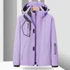 Nueva chaqueta de dos piezas tres en uno para exteriores de otoño e invierno para hombre, a prueba de viento y cálida, adecuada para senderismo y trabajo, con estampado de logotipo para mujer