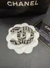 Nuevo y elegante broche de gota de aceite con diamantes completos, inspirado en Chanel, de alta gama, lujo ligero, estilo minimalista, accesorio para la ropa, moderno