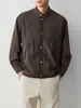 Chaqueta Texturizada de Cuello Alto para Viajes de Alta Inteligencia para Hombre Estilo Otoño Botones a Presión Bolsillos Grandes tipo Parche Chaqueta para Hombre 81741.