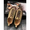 Zapatos casuales deportivos de tacón alto con suela gruesa de gamuza, nuevo estilo otoño 2026 para mujer europea, colorblock de moda, zapatillas de entrenamiento alemanas para mujer