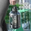 Venta al por mayor Taza de Agua de Celebridad de Internet Gran Capacidad Botella de Agua Deportiva de Plástico Taza de Popote de Verano Portátil Taza de Barriga Grande Toneladas de Cubos