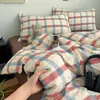 Juego de cuatro piezas de algodón acolchado con estampado de rayas minimalista con sábana bajera y funda de edredón de doble cara