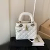 Bolso de Mano Cuadrado Pequeño Texturizado de Moda para Mujer de Este Año, Nuevo Estilo Primavera 2026, Bolso de Hombro Versátil Acolchado, Bolso Cruzado para Viajar