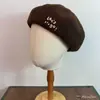 Boina de lã estilo coreano com bordado de letra, um chapéu versátil e moderno para mulheres no outono e inverno, projetado para fazer o rosto parecer menor e fornecer calor, lembrando um chapéu de abóbora