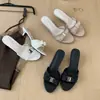 Sandalias de tacón de aguja de satén francés con hebilla de metal Chuyuji para mujer, nuevo estilo veraniego abierto elegante para vacaciones