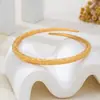 Pulseira de Trança de Corda Tecida Banhada a Ouro Venda Quente Transfronteiriça Bracelete Fechado com Padrão Esculpido Fosco Simples Leve Luxo Empilhável para Mulheres