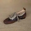 Zapatos de Cuero Vintage con Relieve Únicos para Mujer 2026 Nuevos de Primavera Zapatos de Entrenamiento Alemanes Mocasines Estilo Británico Planos Versátiles