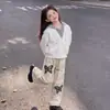 Conjunto versátil de estilo coreano para niñas: Conjunto preppy de dos piezas con diseño de dos piezas falso, una sudadera con capucha y pantalones casuales retro americanos