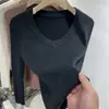 Top de punto suave acanalado de manga larga con cuello en V para mujer, nuevo suéter base ajustado para otoño e invierno 2026, moderno