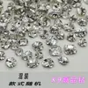 Decorações de alta qualidade K9 para nail art, incluindo enfeites de strass sem base, um grande lote de esferas de strass acabadas em branco deslumbrante e grandes cachos de strass para nail art.