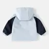 2026 Novo Estilo Outono Roupas Infantis Jaqueta Corta-Vento Impermeável Color Block para Meninos