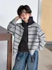 Cárdigan de punto a rayas con cremallera y cuello alto estilo universitario para niños, nueva colección otoño/invierno 2026, suéter holgado y elegante
