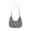 Bolsa Feminina Lisa com Pom-Pom 2025 Inverno Novo Estilo Fresca de Feltro para Ombro com Relevo, Elegante Tendência de Ombro Único Pequena Quadrada