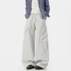 Calça de trabalho masculina cinza claro de perna larga, design multibolsos, estilo paraquedas, cós elástico, corte solto, caimento fluido, casual, comprimento até o chão