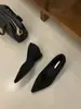 Zapatos Nuevos de Otoño e Invierno 2025 Estilo Coreano Delgado Punta Puntiaguda Boca Baja Tacón Alto Cuña Slip-On Zapatos de Gamuza para Viajar