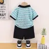 Conjunto de Verão de Manga Curta para Meninos 2026 Novas Roupas de Verão para Bebês Roupas Listradas Onduladas Conjunto de Duas Peças para Bebê e Criança