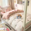 Novo Estilo 2026 Jogo de Cama com Fio Bouclé e Design de Borda de Concha, Conjunto de Quatro Peças para Dormitório de Estudante, Conjunto de Três Peças para Cama, Adequado para Todas as Estações