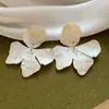 Pendientes Colgantes de Flor de Diamante Incrustada en Resina de Aguja Plateada para Mujer, Pendientes de Botón Retro Artísticos, Accesorios de Oreja Versátiles de Moda con un Diseño Único