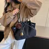 Bolsa de mão plissada retrô de grande capacidade para mulheres, nova bolsa de ombro casual outono/inverno 2026, bolsa de axila e bolsa tote para o dia a dia