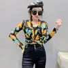 Camiseta de manga larga con protección solar, elegante, femenina, cuello en V, ajustada, ajustada a la cintura, con cordones, top de malla estampado
