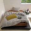 Juego de Cama Cálido, Elegante, Moderno y Creativo de Terciopelo de Leche a Rayas de Cuatro Piezas para Otoño e Invierno, Ropa de Cama Cálida de Coral Fleece Textiles para el Hogar 2