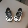 Sapatos de Couro para Meninas 2026 Novo Estilo Tendência da Moda Sapatos para Crianças Médias e Grandes Sapatos Baixos de Uma Sola Sapatos de Bolinhas Princesa Sapatos Mary Jane