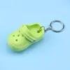 Fábrica Directa Transfronteriza dibujos animados lindos pequeños zapatillas zapatos con agujeros coche mochila colgante llavero regalo venta al por mayor