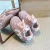 Zapatos para Niña Zapatos de Entrenamiento Alemanes para Niños 2026 Otoño Nuevas Llegadas Zapatos para Niña Zapatos Forrest Gump Suela Suave Zapatos Deportivos Zapatos Bordados para Niños
