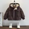 Chaqueta de plumón para niños color caramelo Invierno 2025 Nuevo estilo de invierno Bonita chaqueta de algodón engrosado para bebés Niños pequeños y medianos Plumón de pato blanco