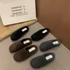 Sandálias cinzas slip-on estilo Birkenstock retrô para mulheres, novo calçado de inverno para uso externo, com sola plana, forradas de fleece e confortáveis para o uso diário.