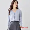 Foto real de top de gasa de manga corta holgado estilo coreano para primavera y otoño que cubre la barriga, con cuello alto, blusa moderna y elegante