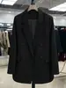 Blazer feminino de comprimento médio estilo europeu e americano com lapela e bolsos duplos, adequado para o trabalho, uso casual e um visual profissional que afina a silhueta.