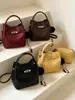 Bolso de hombro retro de nicho transfronterizo para mujer, nuevo bolso cruzado de moda otoño 2026, bolso tipo cubo tote elegante y moderno