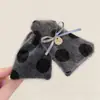 Grampo de Tubarão Plush Triangular com Bolinhas 2025 Novo Grampo de Cabelo Grande Acessórios de Cabelo Outono e Inverno Estilo Francês Hepburn Headwear de Alta Qualidade