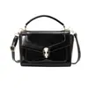 Bolsa quadrada pequena de luxo leve transfronteiriça com fecho de metal em formato de cabeça de cobra para mulheres, novo design brilhante com vários bolsos e aba, bolsa de ombro e transversal