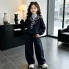 Conjunto de Otoño para Niña: Sudadera Falsa de Dos Piezas con Cuello Camisero 2026 Nuevo Estilo Coreano de Moda Conjunto de Chal y Pantalones Deportivos Estilo Universitario