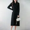 26º Outono/Inverno Novo Vestido Tricô Puro Lã Gola V Cruzada Manga Longa Feminino Cor Sólida Quente Ajuste na Cintura Comprimento Médio